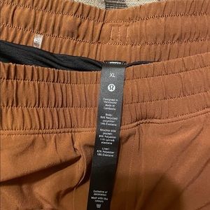 Lulu lemon mens brown XL shorts